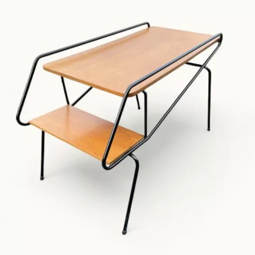 Table d'appoint vintage Métal laqué noir et chêne – Élégance minimaliste d’après-guerre. Une table basse qui ne laisse personne indifferent.