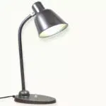 Lampe d’atelier industrielle 2700 signée Bünte & Remmler — mécanique robuste, esthétisme métallique patiné, restauration respectueuse.
