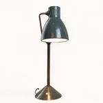 Lampe de bureau JUMO 800 S vintage (vers 1950) — émail vert, chrome, socle fonte lesté, frein mécanique, hauteur diffuseur réglable. Rénovée. Traces du temps visibles.