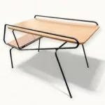 Table d'appoint vintage Métal laqué noir et chêne – Élégance minimaliste d’après-guerre. Une table basse qui ne laisse personne indifferent.
