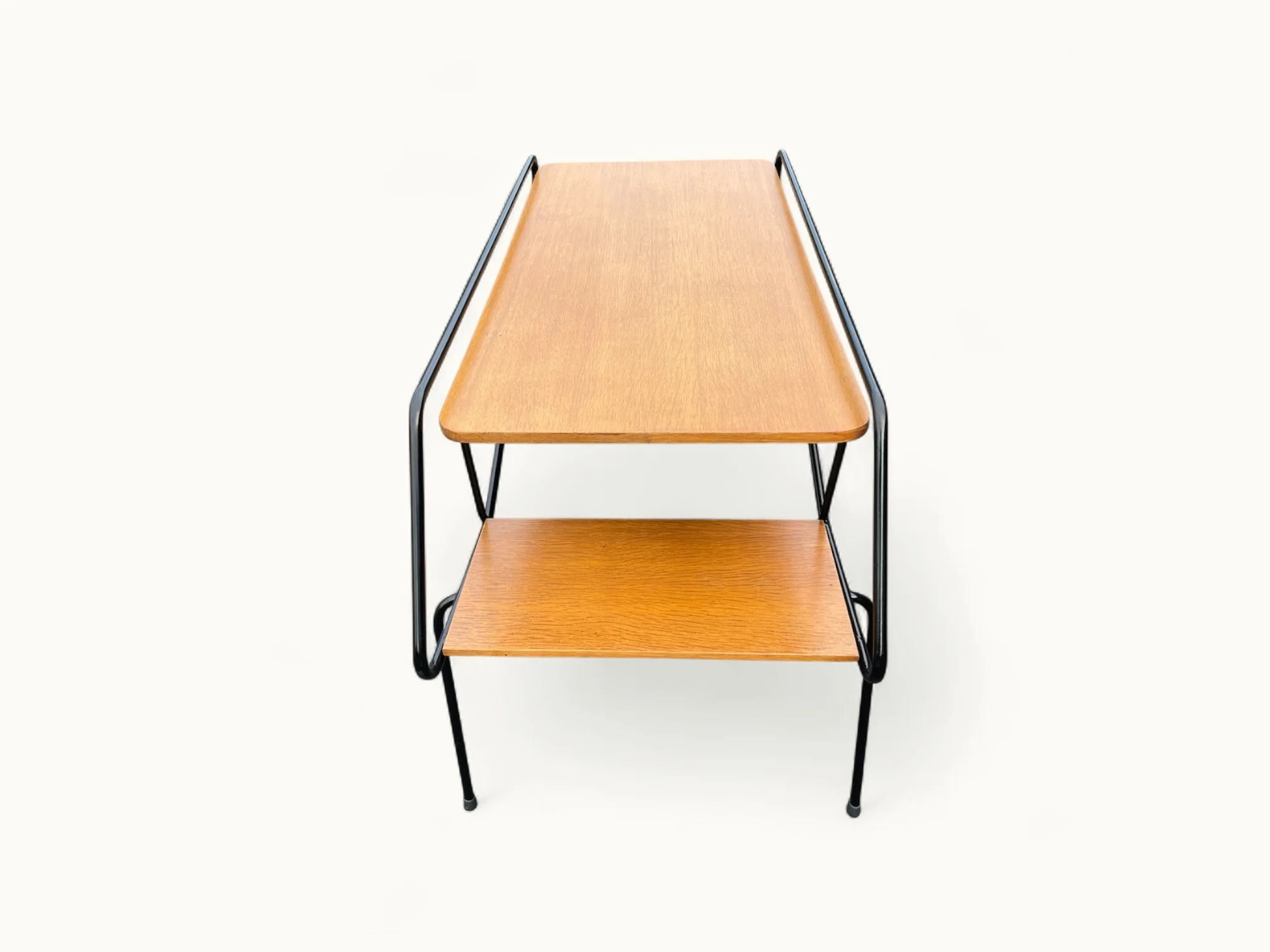 Table d'appoint vintage Métal laqué noir et chêne – Élégance minimaliste d’après-guerre. Une table basse qui ne laisse personne indifferent.