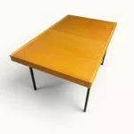 Table à manger extensible ARP Guariche Mortier Motte éditée par Minvielle vers 1960 plaqué frêne piètement métal laqué noir