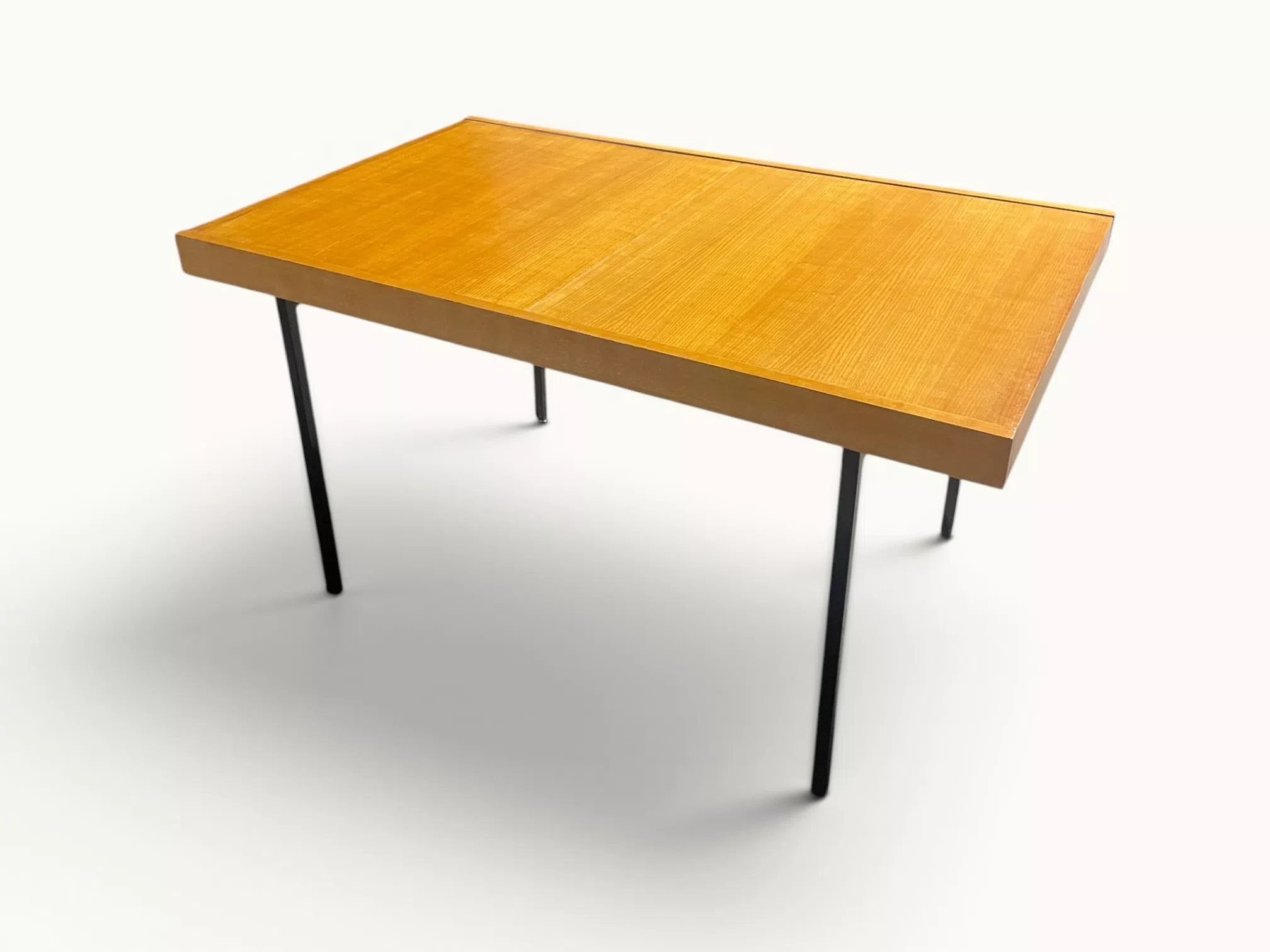 Table à manger extensible ARP Guariche Mortier Motte éditée par Minvielle vers 1960 plaqué frêne piètement métal laqué noir