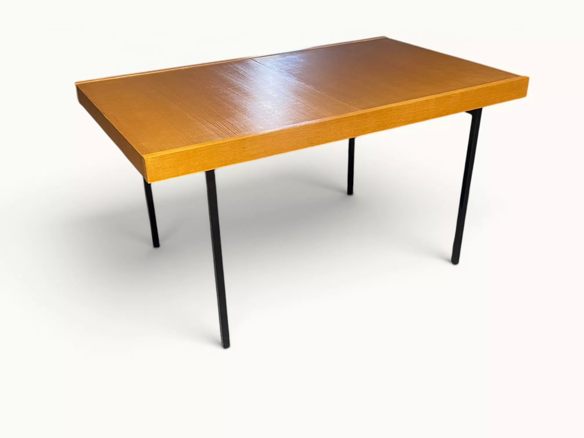 Table à manger extensible ARP Guariche Mortier Motte éditée par Minvielle vers 1960 plaqué frêne piètement métal laqué noir