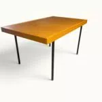 Table à manger extensible ARP Guariche Mortier Motte éditée par Minvielle vers 1960 plaqué frêne piètement métal laqué noir