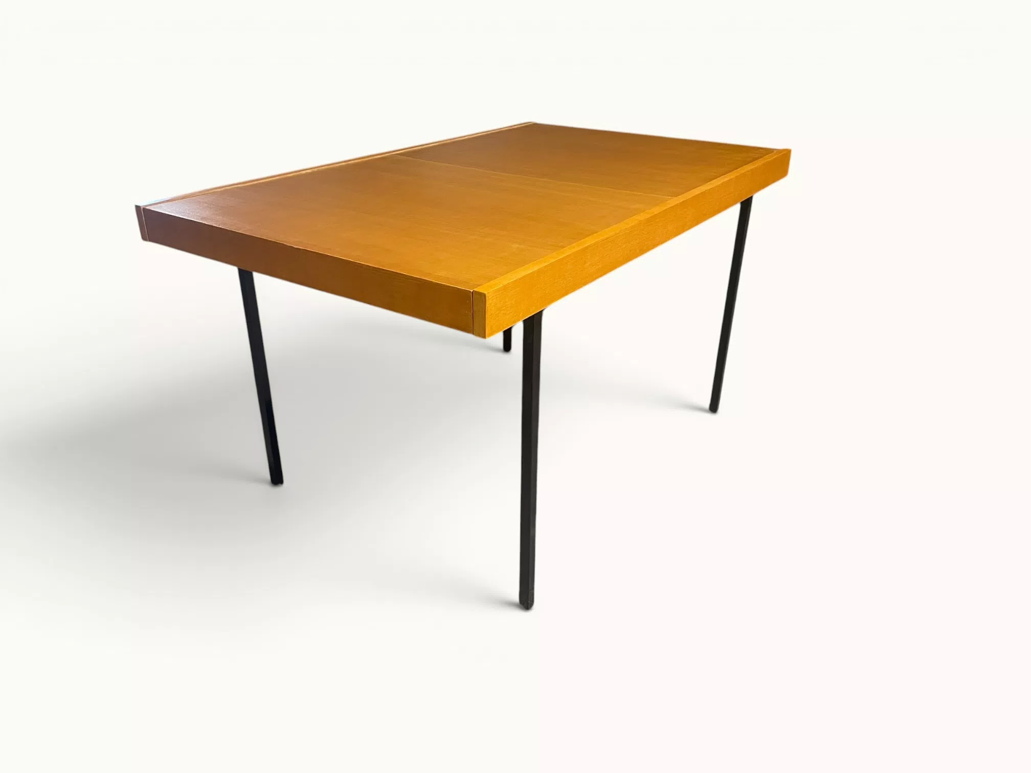 Table à manger extensible ARP Guariche Mortier Motte éditée par Minvielle vers 1960 plaqué frêne piètement métal laqué noir