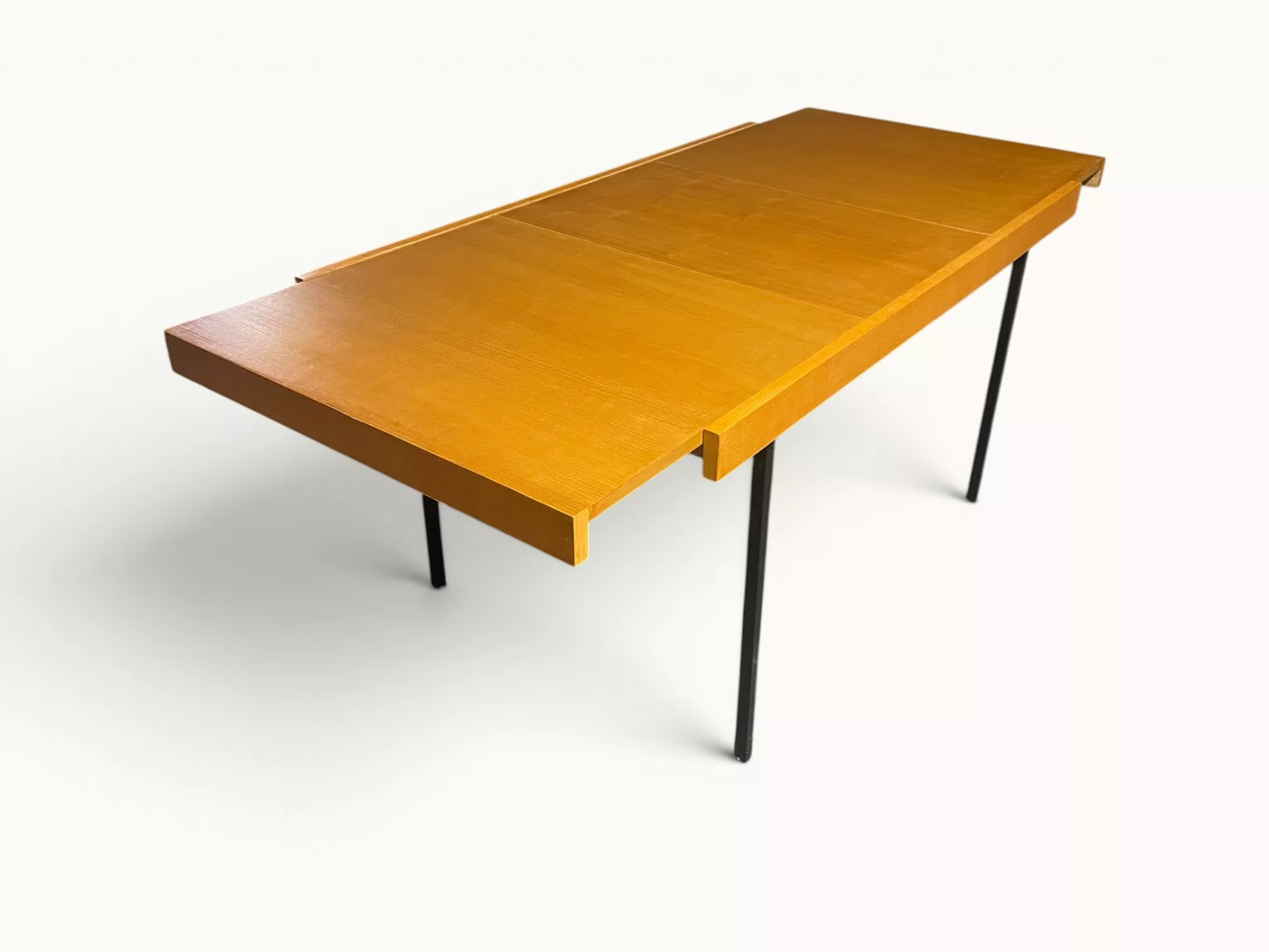 Table à manger extensible ARP Guariche Mortier Motte éditée par Minvielle vers 1960 plaqué frêne piètement métal laqué noir