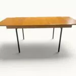 Table à manger extensible ARP Guariche Mortier Motte éditée par Minvielle vers 1960 plaqué frêne piètement métal laqué noir