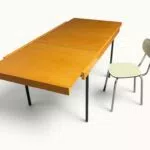 Table à manger extensible ARP Guariche Mortier Motte éditée par Minvielle vers 1960 plaqué frêne piètement métal laqué noir