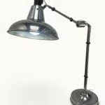 Lampe-Houillon-22-1 Lampe orientable ÉCLAIR n°22 — Eugène Émile Houillon, France, vers 1930. Base aluminium, bras double articulé à rotule centrale, abat-jour métal d'origine. Luminaire d'atelier vintage d'origine.