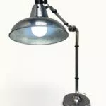 Lampe-Houillon-22-2 Lampe orientable ÉCLAIR n°22 — Eugène Émile Houillon, France, vers 1930. Base aluminium, bras double articulé à rotule centrale, abat-jour métal d'origine. Luminaire d'atelier vintage d'origine.