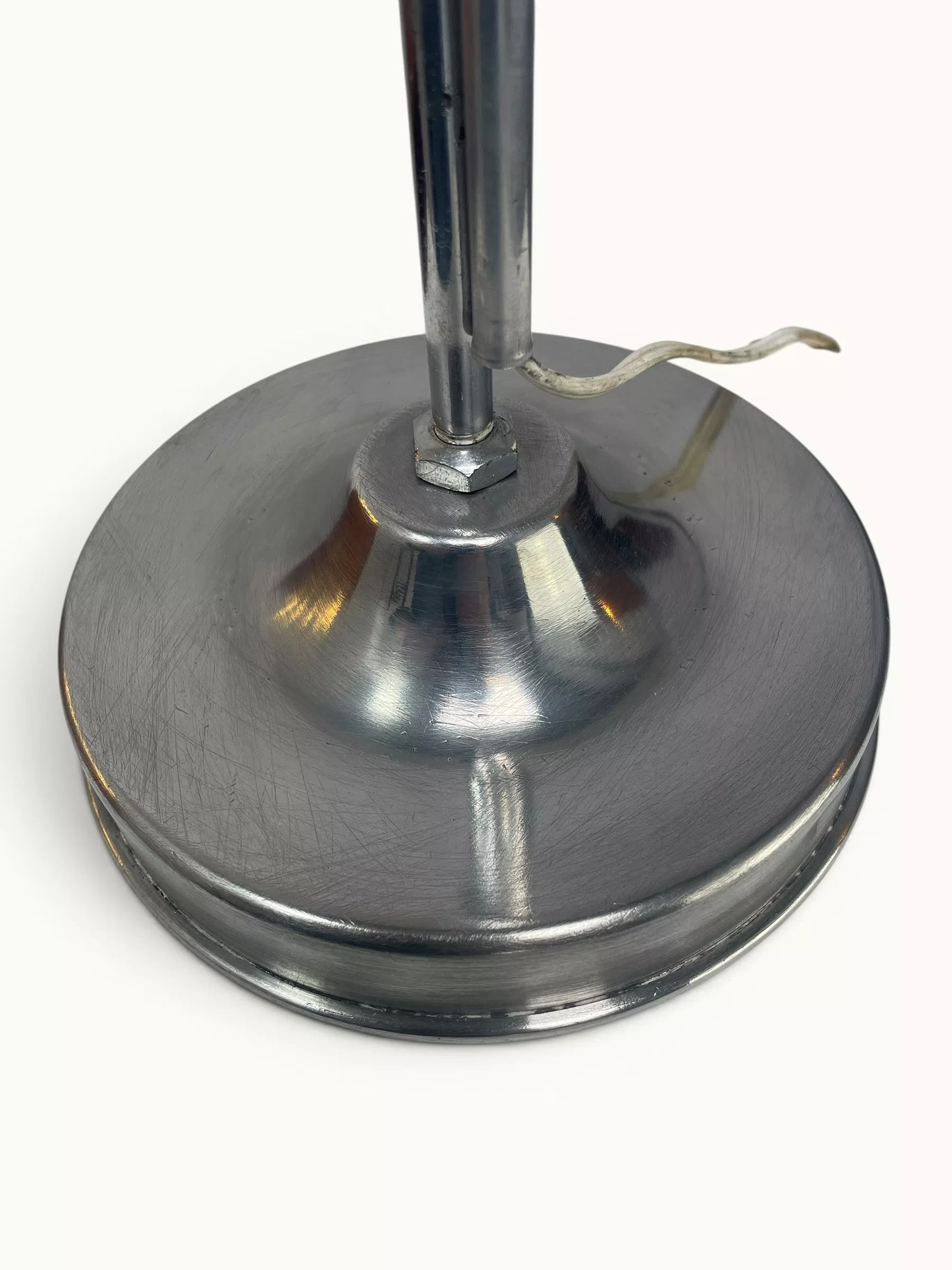 Lampe-Houillon-22-6 Lampe orientable ÉCLAIR n°22 — Eugène Émile Houillon, France, vers 1930. Base aluminium, bras double articulé à rotule centrale, abat-jour métal d'origine. Luminaire d'atelier vintage d'origine.