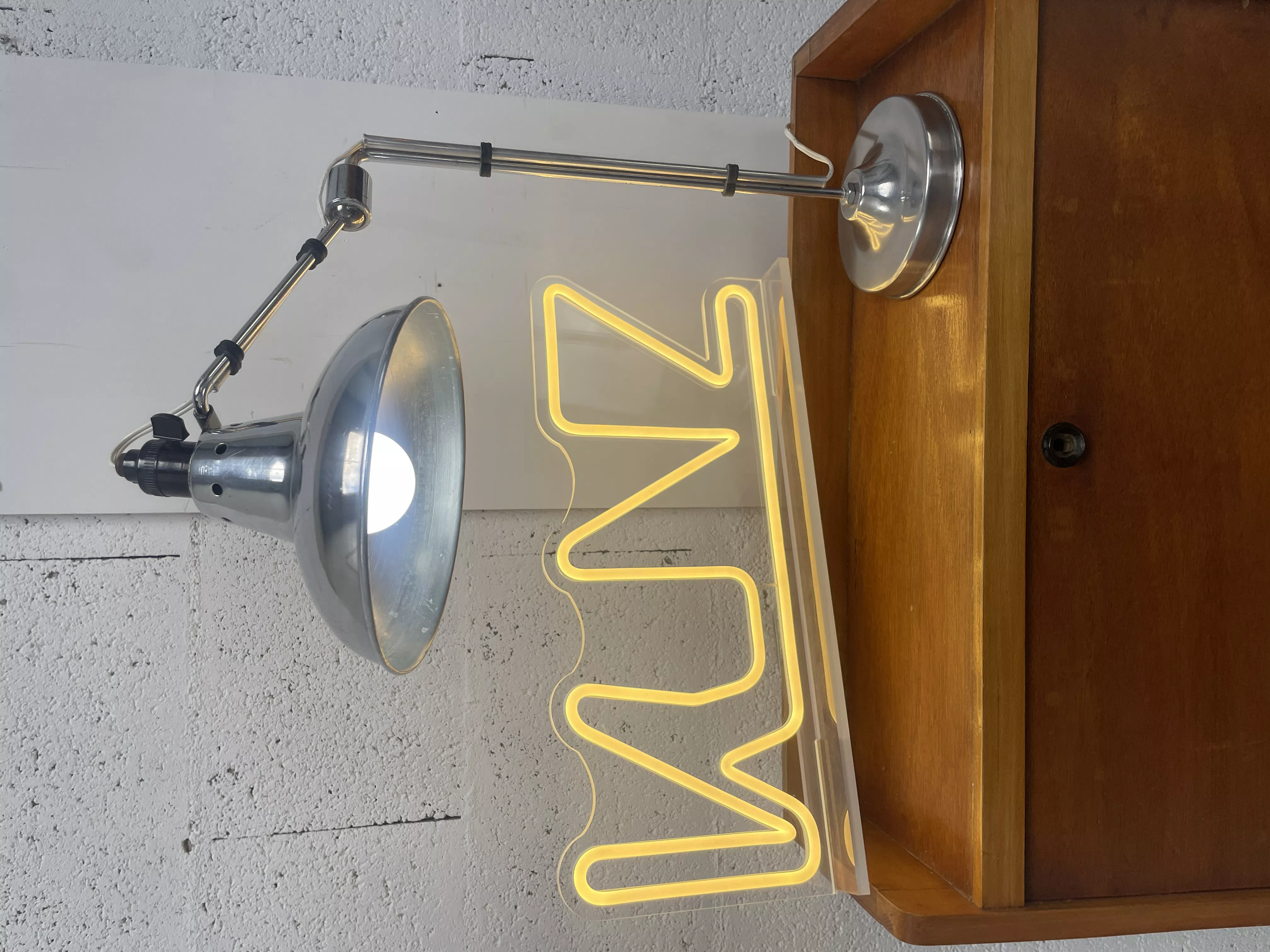 Lampe-Houillon-22-8 Lampe orientable ÉCLAIR n°22 — Eugène Émile Houillon, France, vers 1930. Base aluminium, bras double articulé à rotule centrale, abat-jour métal d'origine. Luminaire d'atelier vintage d'origine.