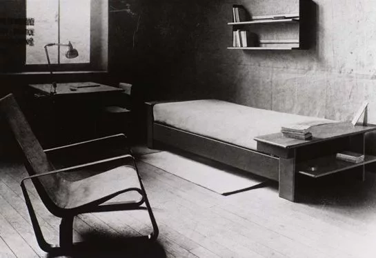 Emile Eugene Houillon, Lampe Eclair numéro 1, équipant une chambre universitaire réalisée par Jean Prouvé à Nancy