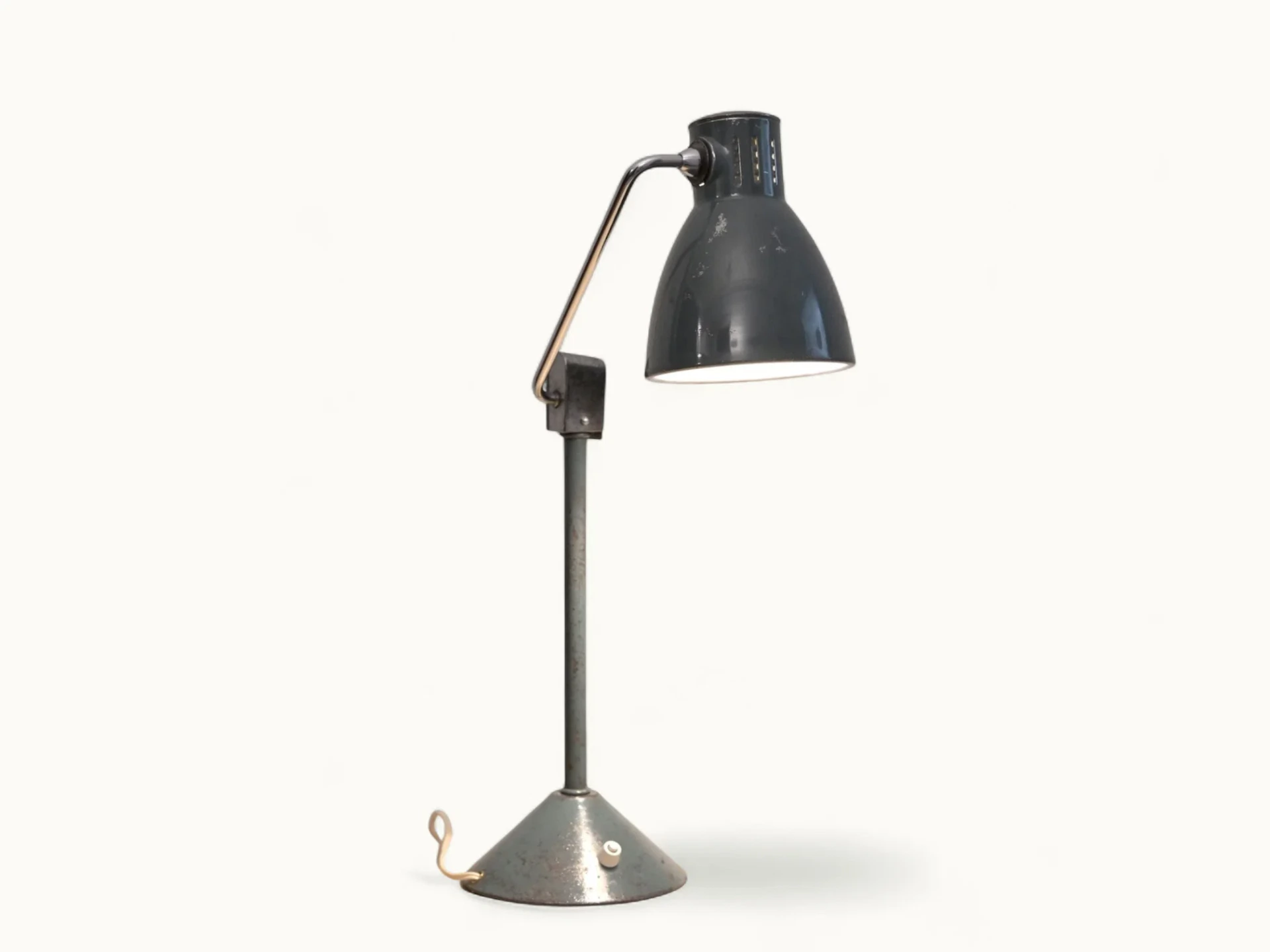 Lampe de bureau JUMO 800 S vintage (vers 1950) — émail vert, chrome, socle fonte lesté, frein mécanique, hauteur diffuseur réglable. Rénovée. Traces du temps visibles.
