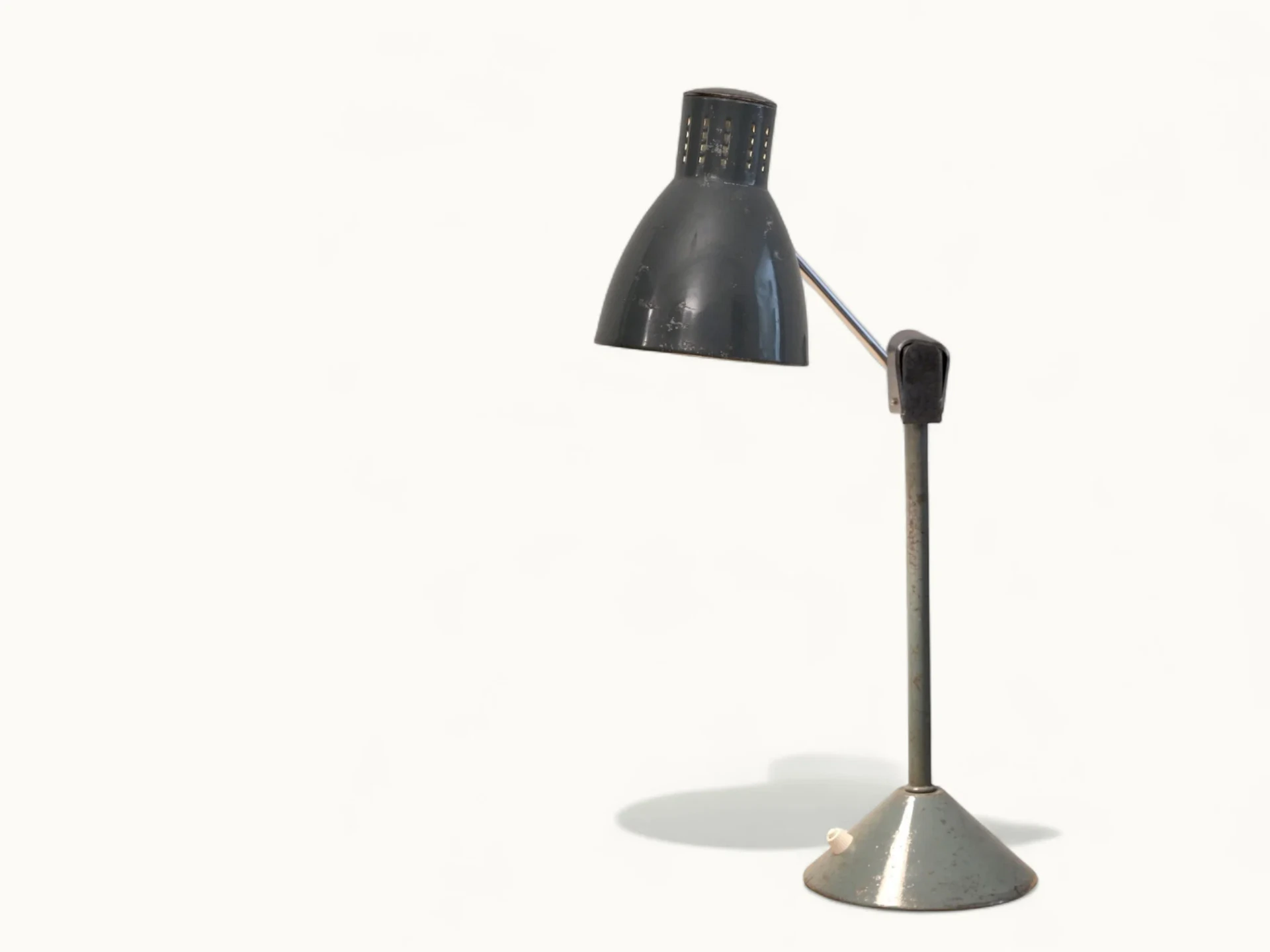 Lampe de bureau JUMO 800 S vintage (vers 1950) — émail vert, chrome, socle fonte lesté, frein mécanique, hauteur diffuseur réglable. Rénovée. Traces du temps visibles.