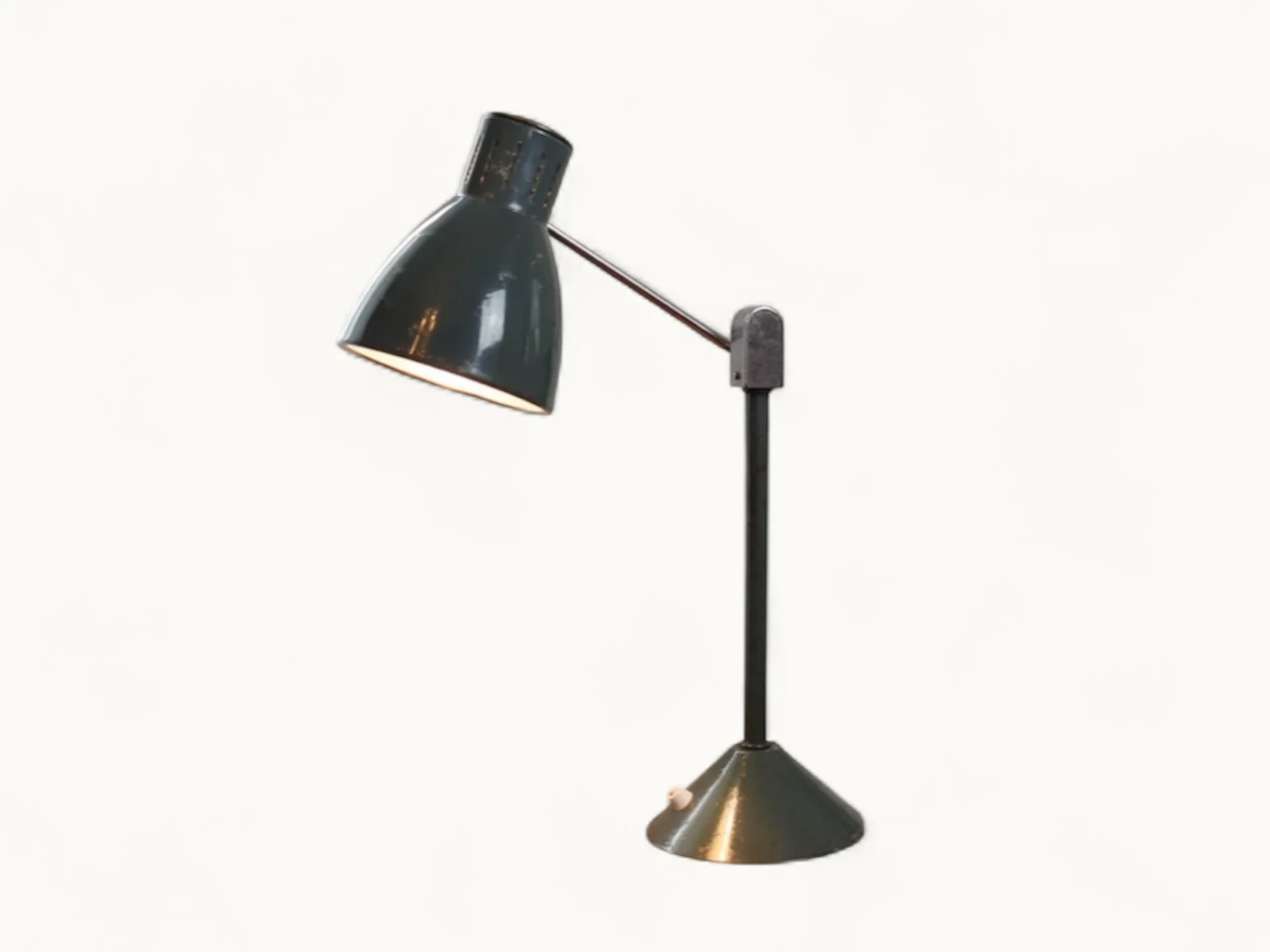 Lampe de bureau JUMO 800 S vintage (vers 1950) — émail vert, chrome, socle fonte lesté, frein mécanique, hauteur diffuseur réglable. Rénovée. Traces du temps visibles.