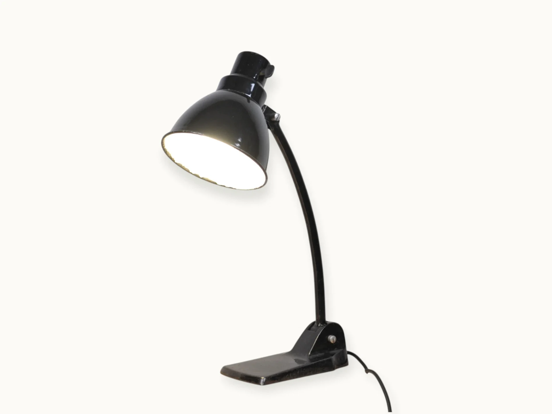 Lampe orientable Lucida, production européenne milieu XXᵉ siècle — élégance fonctionnelle et articulations de précision. Modèle attribué, avec prudence, à Gebr. Jacobus (Gebrüder Jacobus)