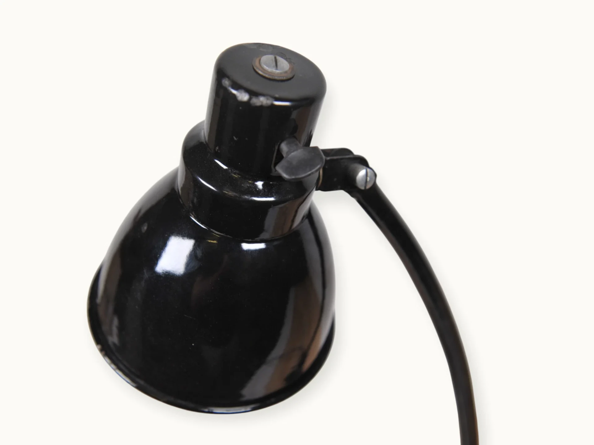 Lampe orientable Lucida, production européenne milieu XXᵉ siècle — élégance fonctionnelle et articulations de précision. Modèle attribué, avec prudence, à Gebr. Jacobus (Gebrüder Jacobus)