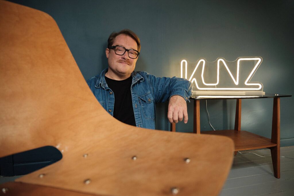 sebastien kunz 2048px 016 Kunz design galerie, Sébastien kunz, Guéridon Roger Landault Dakar 1006, Chaise amsterdam tout bois, A.R.p. - Atelier de recherche Plastique