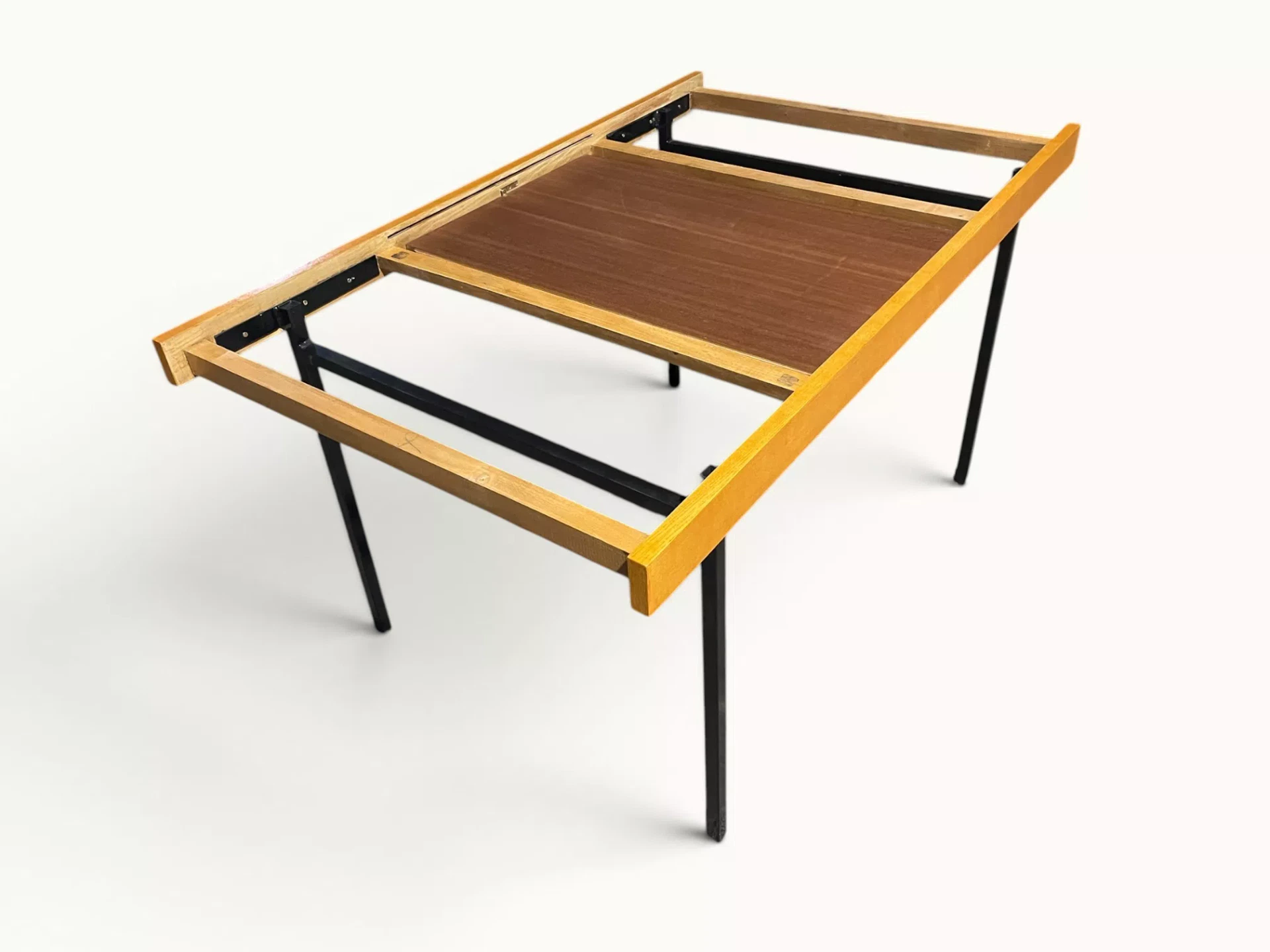 Table à manger extensible ARP Guariche Mortier Motte éditée par Minvielle vers 1960 plaqué frêne piètement métal laqué noir