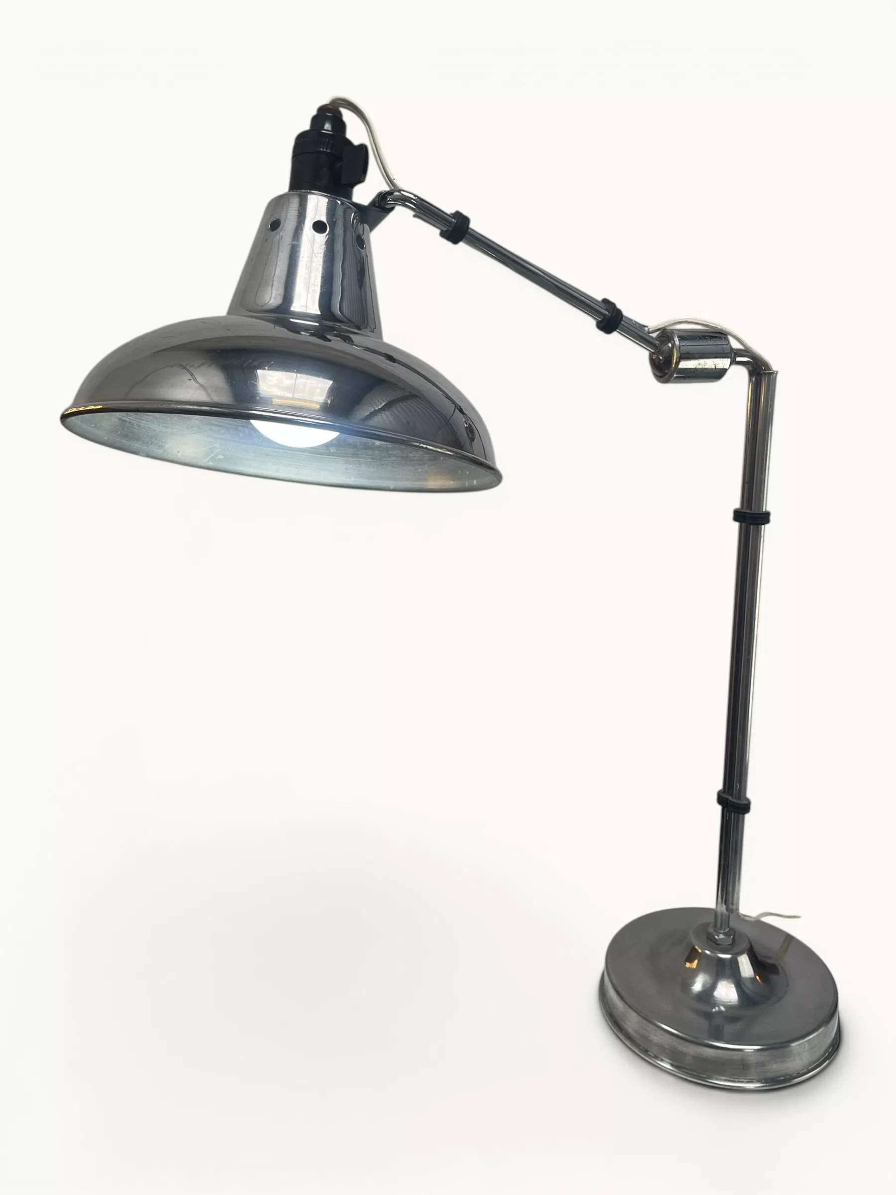 Lampe-Houillon-22-1 Lampe orientable ÉCLAIR n°22 — Eugène Émile Houillon, France, vers 1930. Base aluminium, bras double articulé à rotule centrale, abat-jour métal d'origine. Luminaire d'atelier vintage d'origine.