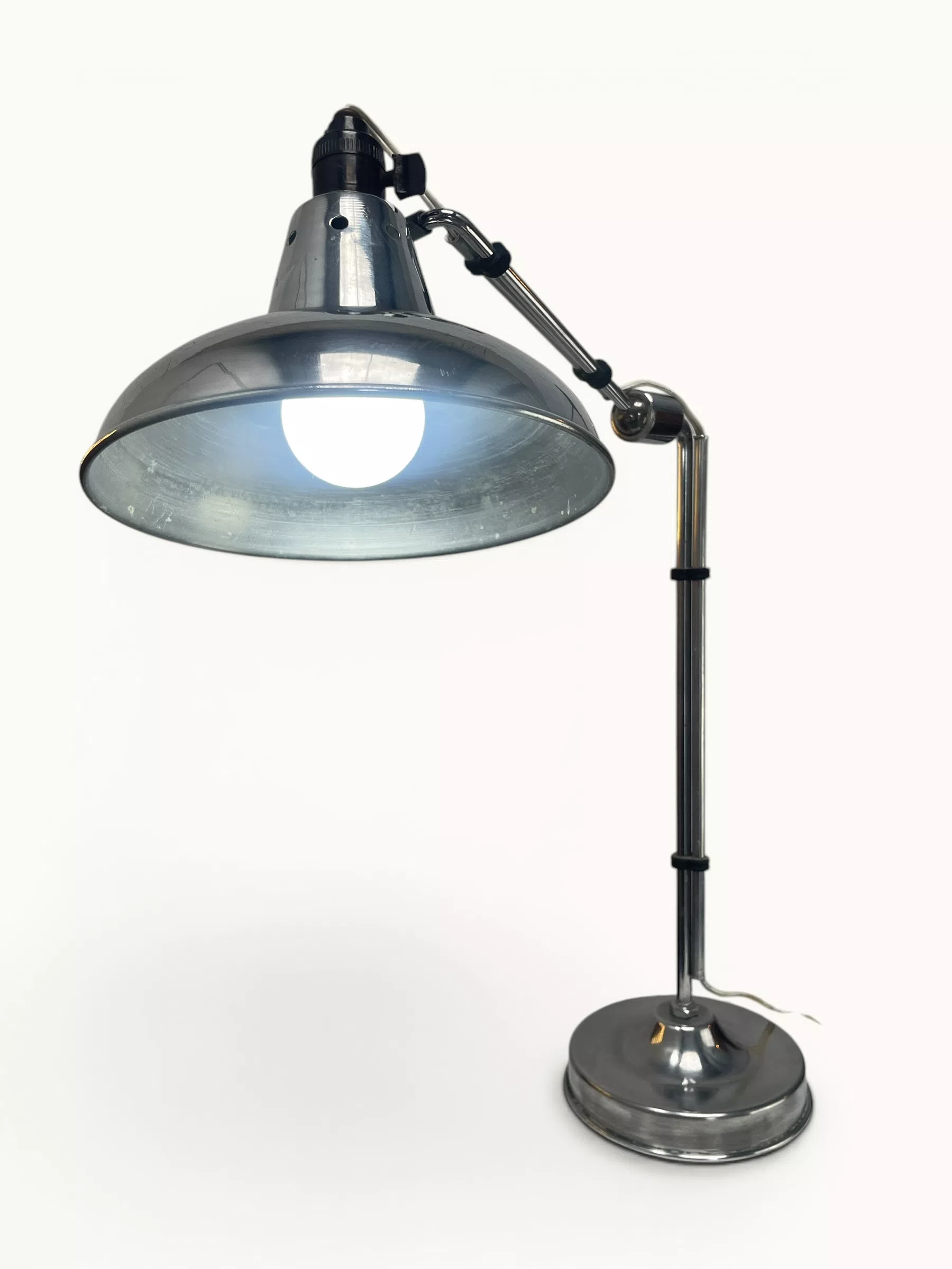Lampe-Houillon-22-2 Lampe orientable ÉCLAIR n°22 — Eugène Émile Houillon, France, vers 1930. Base aluminium, bras double articulé à rotule centrale, abat-jour métal d'origine. Luminaire d'atelier vintage d'origine.