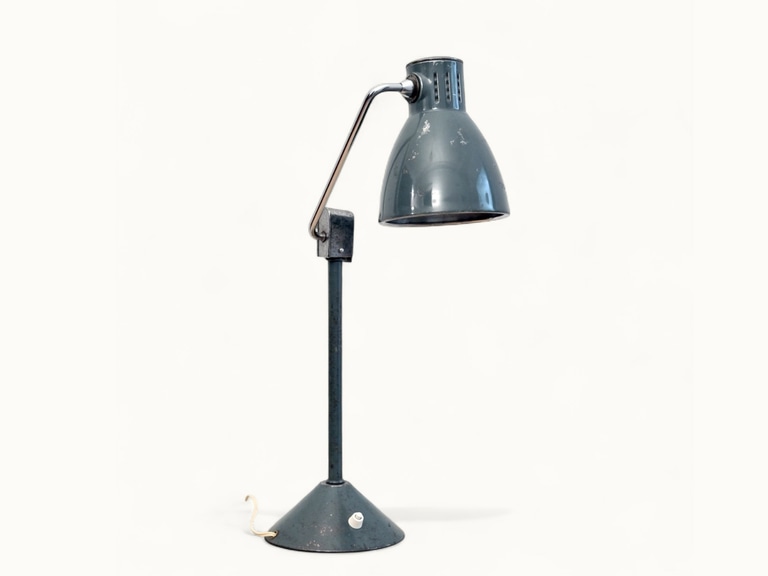 Lampe-Jumo-800-1 Lampe de bureau JUMO 800 S vintage (vers 1950) — émail vert, chrome, socle fonte lesté, frein mécanique, hauteur diffuseur réglable. Rénovée. Traces du temps visibles.