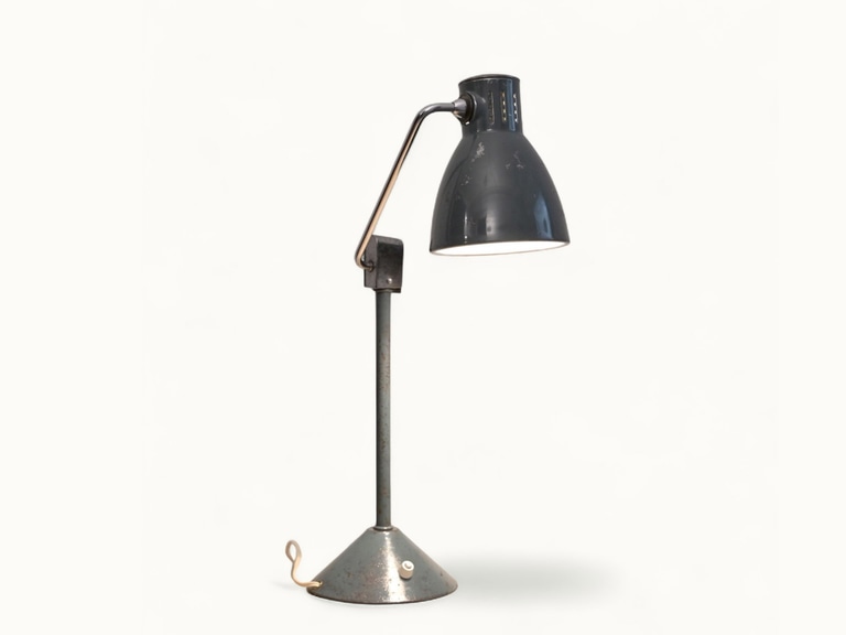 Lampe-Jumo-800-2 Lampe de bureau JUMO 800 S vintage (vers 1950) — émail vert, chrome, socle fonte lesté, frein mécanique, hauteur diffuseur réglable. Rénovée. Traces du temps visibles.
