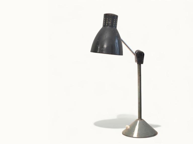 Lampe-Jumo-800-3 Lampe de bureau JUMO 800 S vintage (vers 1950) — émail vert, chrome, socle fonte lesté, frein mécanique, hauteur diffuseur réglable. Rénovée. Traces du temps visibles.