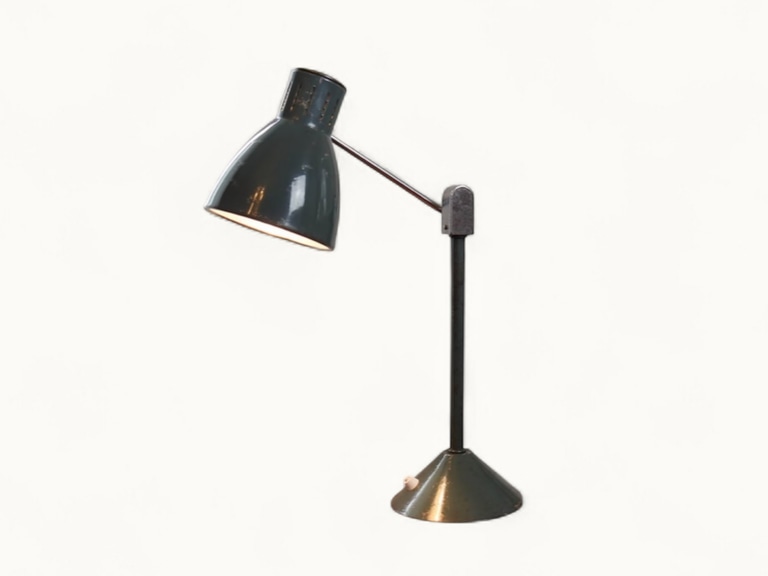 Lampe-Jumo-800-6 Lampe de bureau JUMO 800 S vintage (vers 1950) — émail vert, chrome, socle fonte lesté, frein mécanique, hauteur diffuseur réglable. Rénovée. Traces du temps visibles.