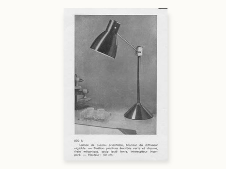 Lampe-Jumo-800-doc Lampe de bureau JUMO 800 S vintage (vers 1950) — émail vert, chrome, socle fonte lesté, frein mécanique, hauteur diffuseur réglable. Rénovée. Traces du temps visibles.