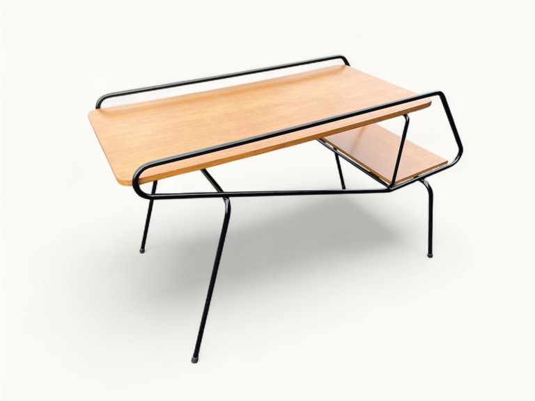 Table d'appoint vintage Métal laqué noir et chêne – Élégance minimaliste d’après-guerre. Une table basse qui ne laisse personne indifferent.