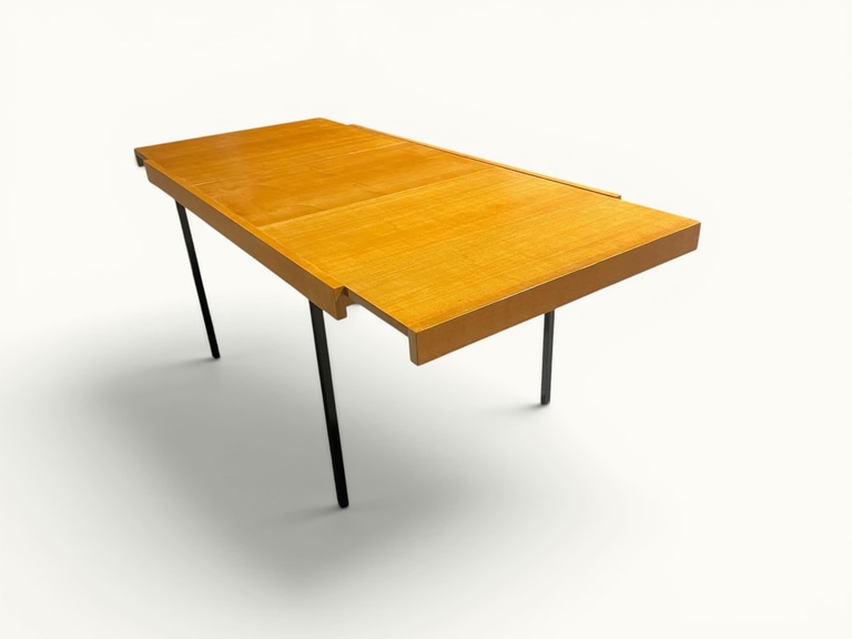 Table à manger extensible ARP Guariche Mortier Motte éditée par Minvielle vers 1960 plaqué frêne piètement métal laqué noir