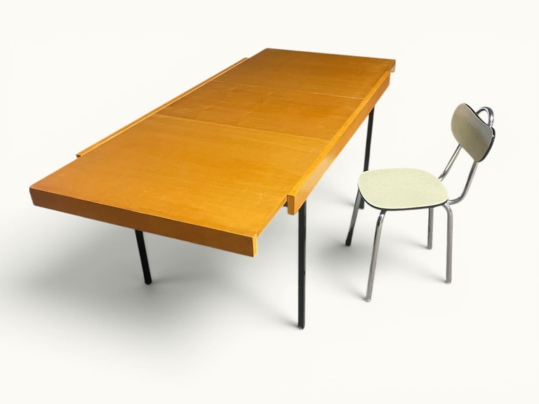 Table à manger extensible ARP Guariche Mortier Motte éditée par Minvielle vers 1960 plaqué frêne piètement métal laqué noir
