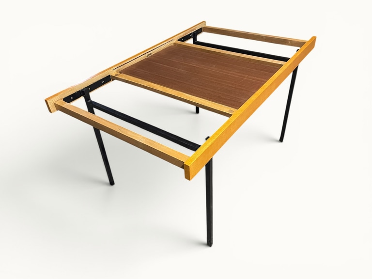 Table à manger extensible ARP Guariche Mortier Motte éditée par Minvielle vers 1960 plaqué frêne piètement métal laqué noir