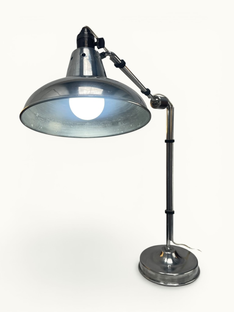 Lampe-Houillon-22-2 Lampe orientable ÉCLAIR n°22 — Eugène Émile Houillon, France, vers 1930. Base aluminium, bras double articulé à rotule centrale, abat-jour métal d'origine. Luminaire d'atelier vintage d'origine.