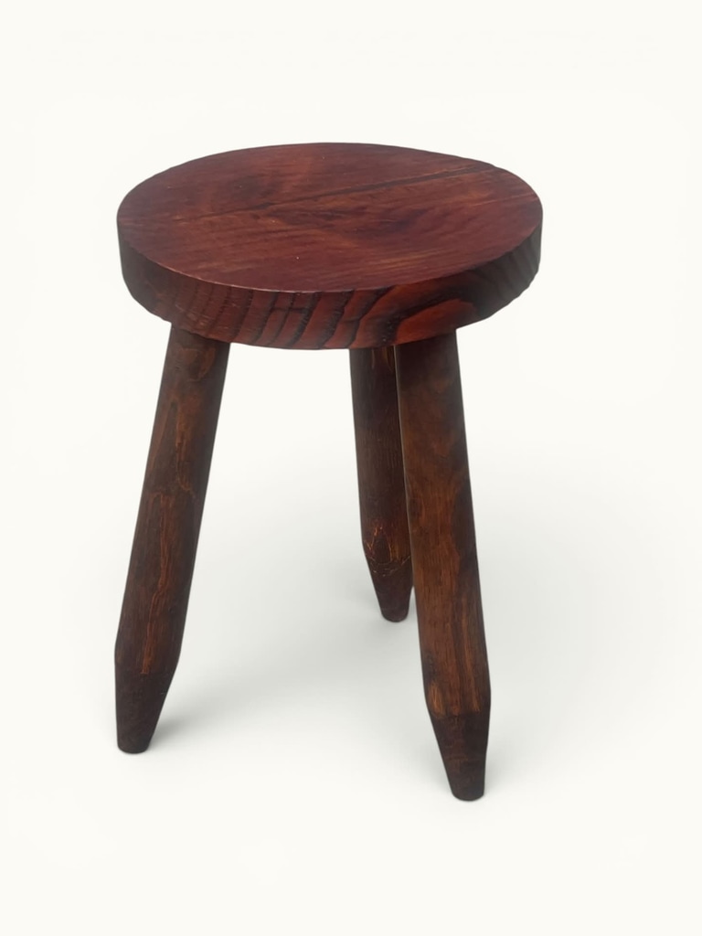 IMG_0297-Photoroom Tabouret trépied bois teinté dans le goût tabouret de traite dlg Charlotte Perriand OVNI Kunz Design Galerie