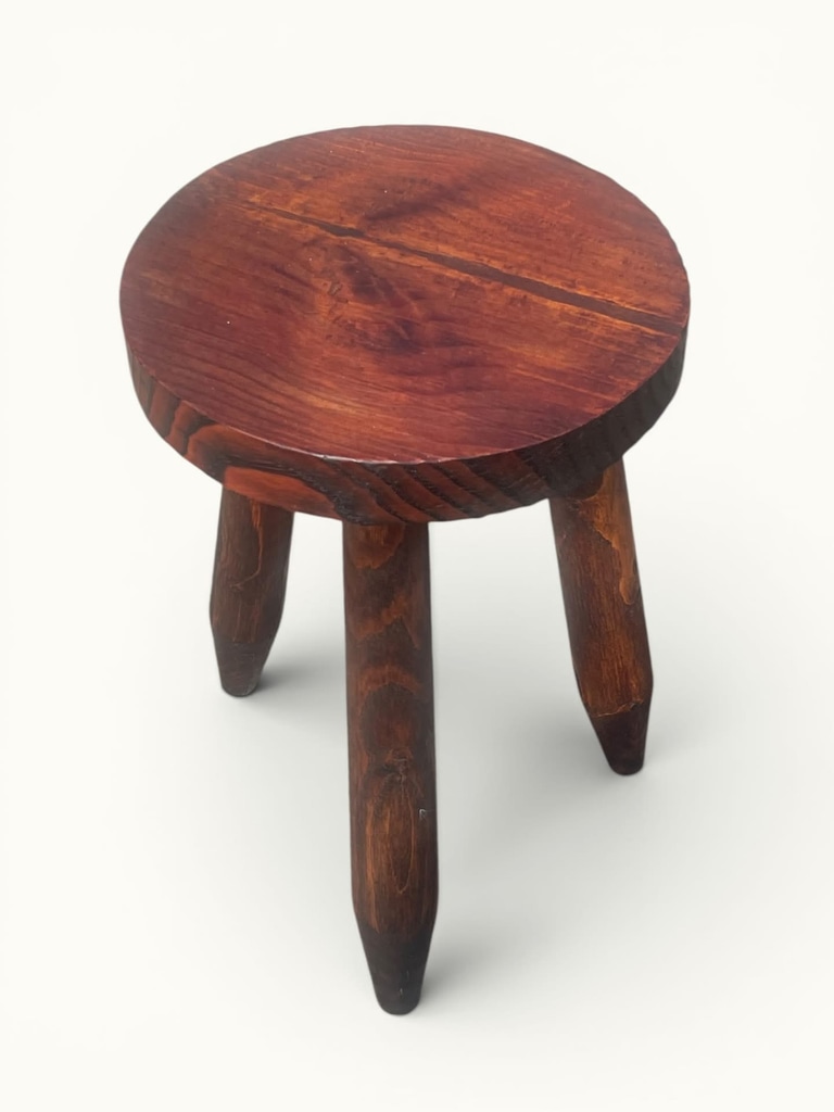 IMG_0299-Photoroom Tabouret trépied bois teinté dans le goût tabouret de traite dlg Charlotte Perriand OVNI Kunz Design Galerie