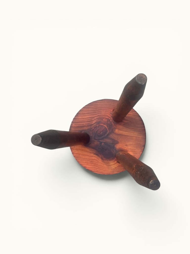 IMG_0301-Photoroom Tabouret trépied bois teinté dans le goût tabouret de traite dlg Charlotte Perriand OVNI Kunz Design Galerie