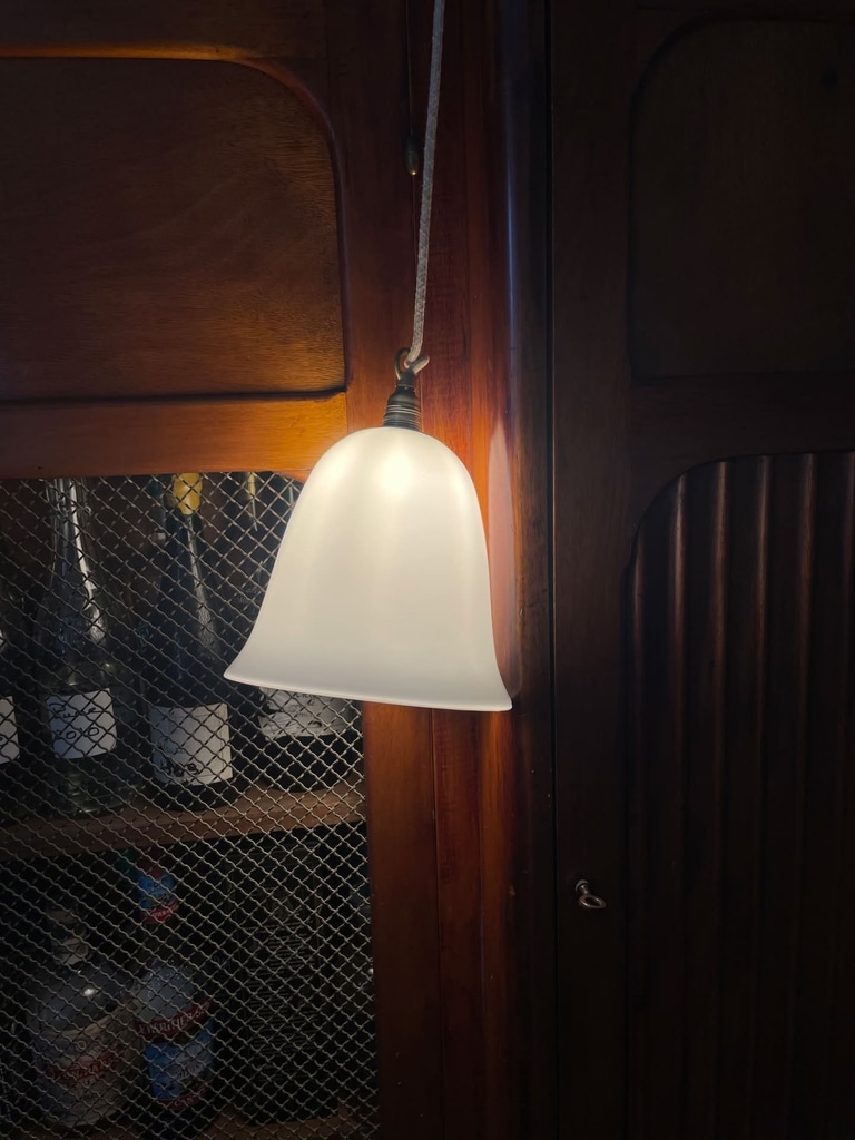 mise en situation lampe cloche Suspension opaline campaniforme cloche verre soufflé années 50 montage artisanal Kunz Design Galerie