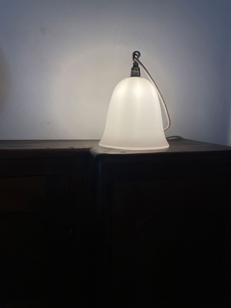 mise en situation lampe cloche 2 Suspension opaline campaniforme cloche verre soufflé années 50 montage artisanal Kunz Design Galerie