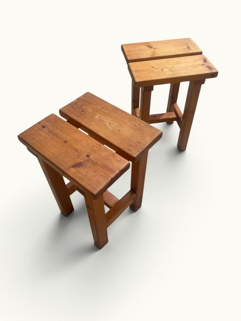 Paire tabourets pin massif brutaliste dans le goût Maison Regain Charlotte Perriand Les Arcs circa 1960 1970 OVNI Kunz Design Galerie