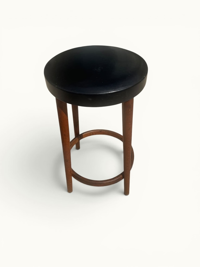 IMG_0716-Photoroom Tabouret haut bois cintré skaï noir dans le goût Baumann circa 1950 1960 OVNI Kunz Design Galerie