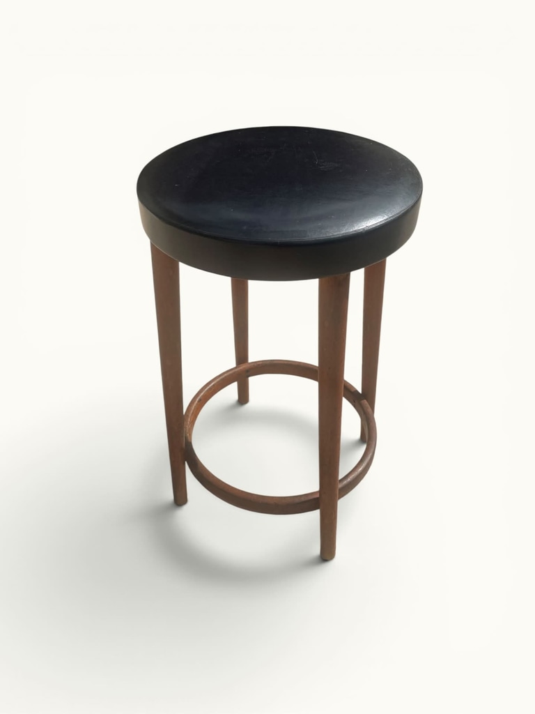 IMG_0717-Photoroom Tabouret haut bois cintré skaï noir dans le goût Baumann circa 1950 1960 OVNI Kunz Design Galerie