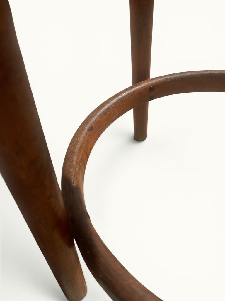 IMG_0719-Photoroom Tabouret haut bois cintré skaï noir dans le goût Baumann circa 1950 1960 OVNI Kunz Design Galerie