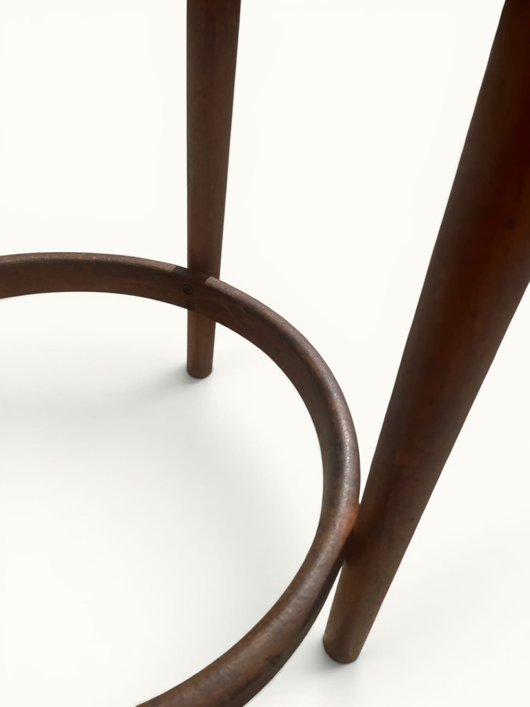 IMG_0720-Photoroom Tabouret haut bois cintré skaï noir dans le goût Baumann circa 1950 1960 OVNI Kunz Design Galerie