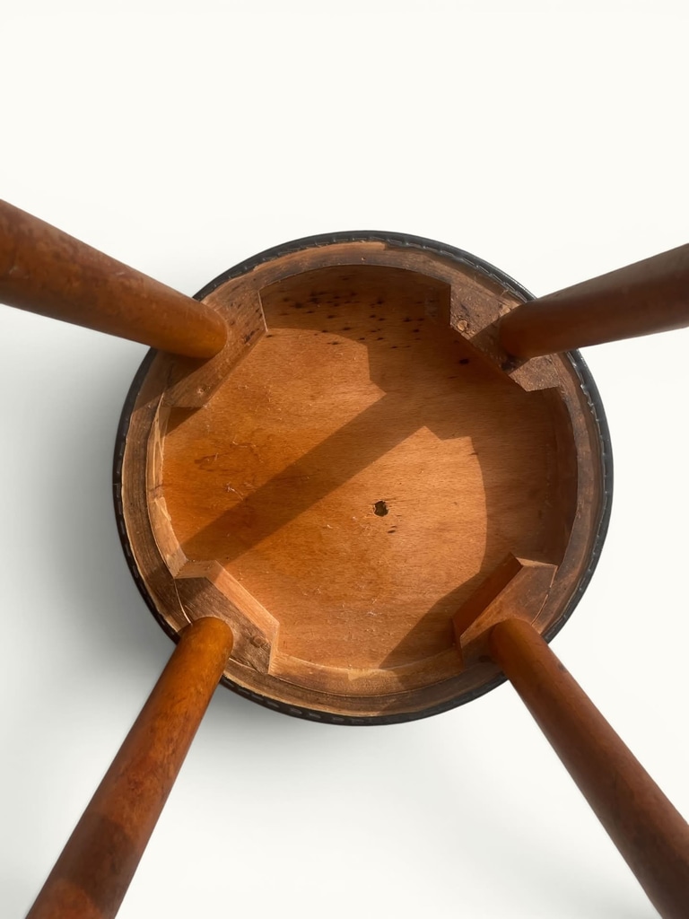 IMG_0721-Photoroom Tabouret haut bois cintré skaï noir dans le goût Baumann circa 1950 1960 OVNI Kunz Design Galerie