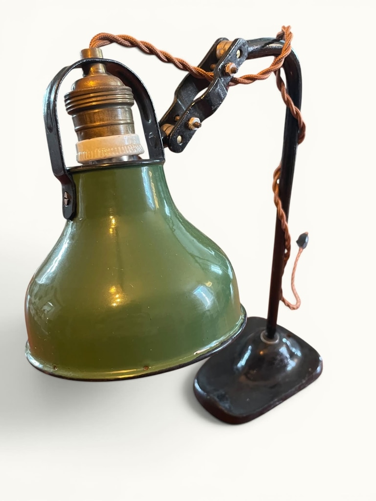 Lampe de bureau articulée émaillée verte — dans le goût des lampes d'atelier françaises — circa 1920-1930 — OVNI