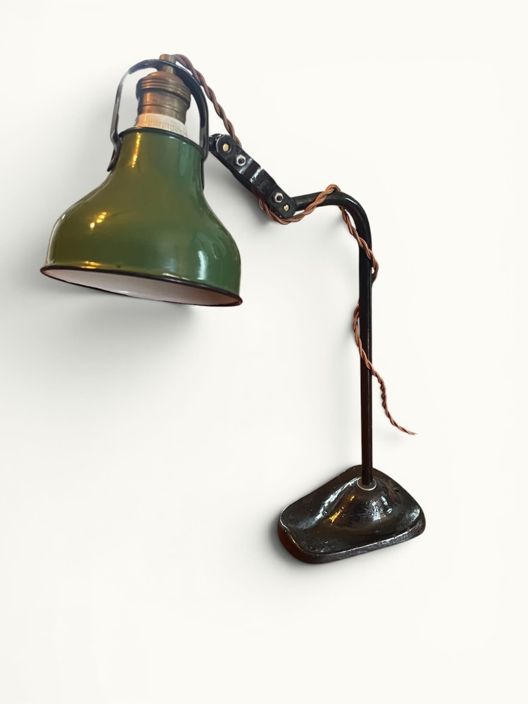 Lampe de bureau articulée émaillée verte — dans le goût des lampes d'atelier françaises — circa 1920-1930 — OVNI